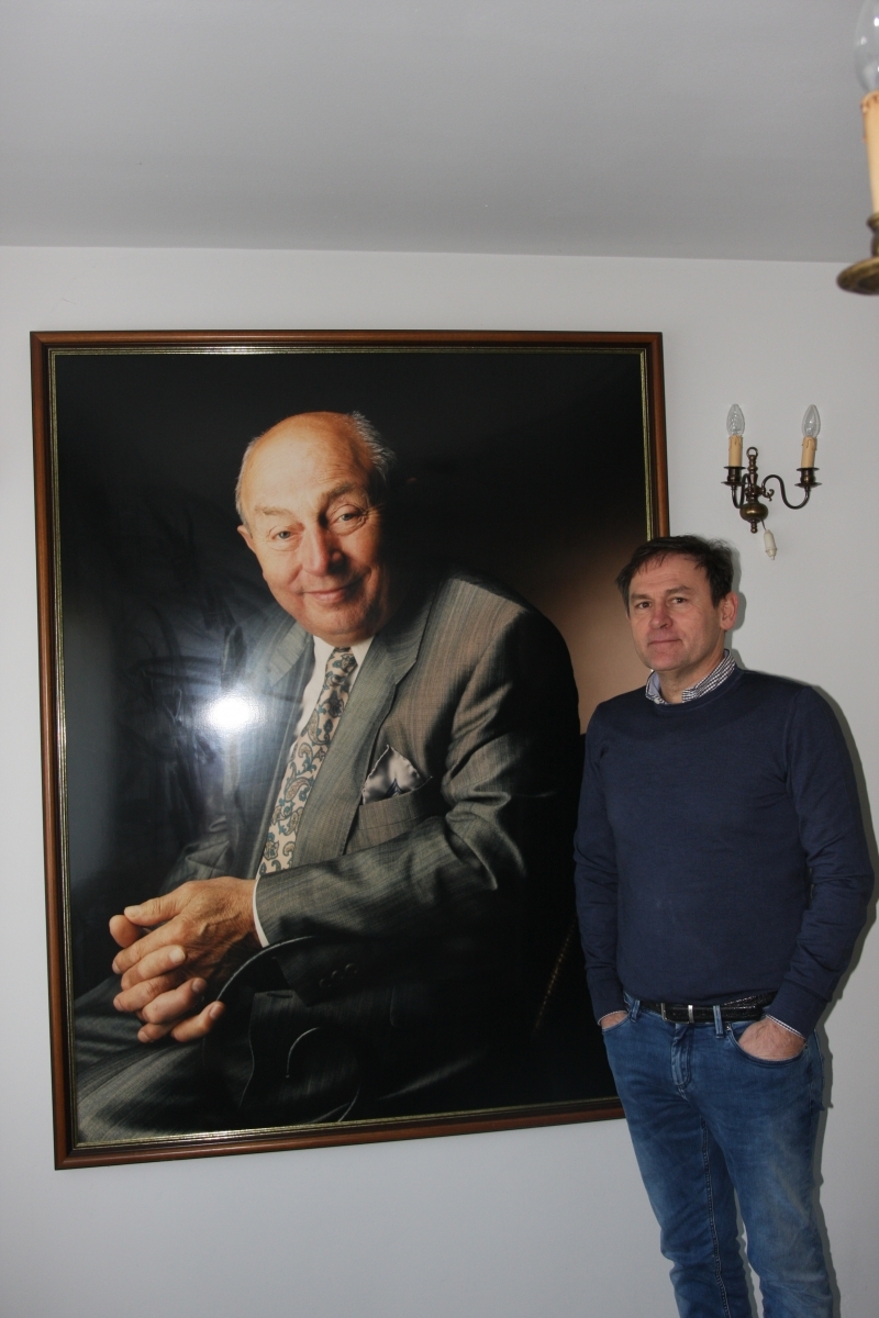 Jos Thoné junto a un retrato de su suegro, el señor Peeters.