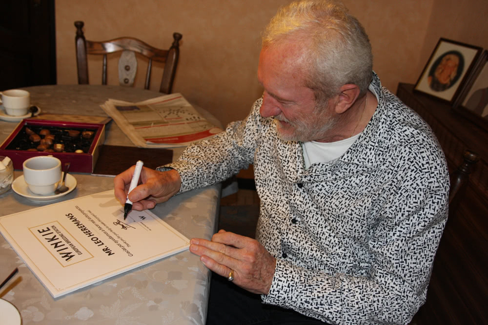 El colombófilo Heremans firmando el diploma Winkie 